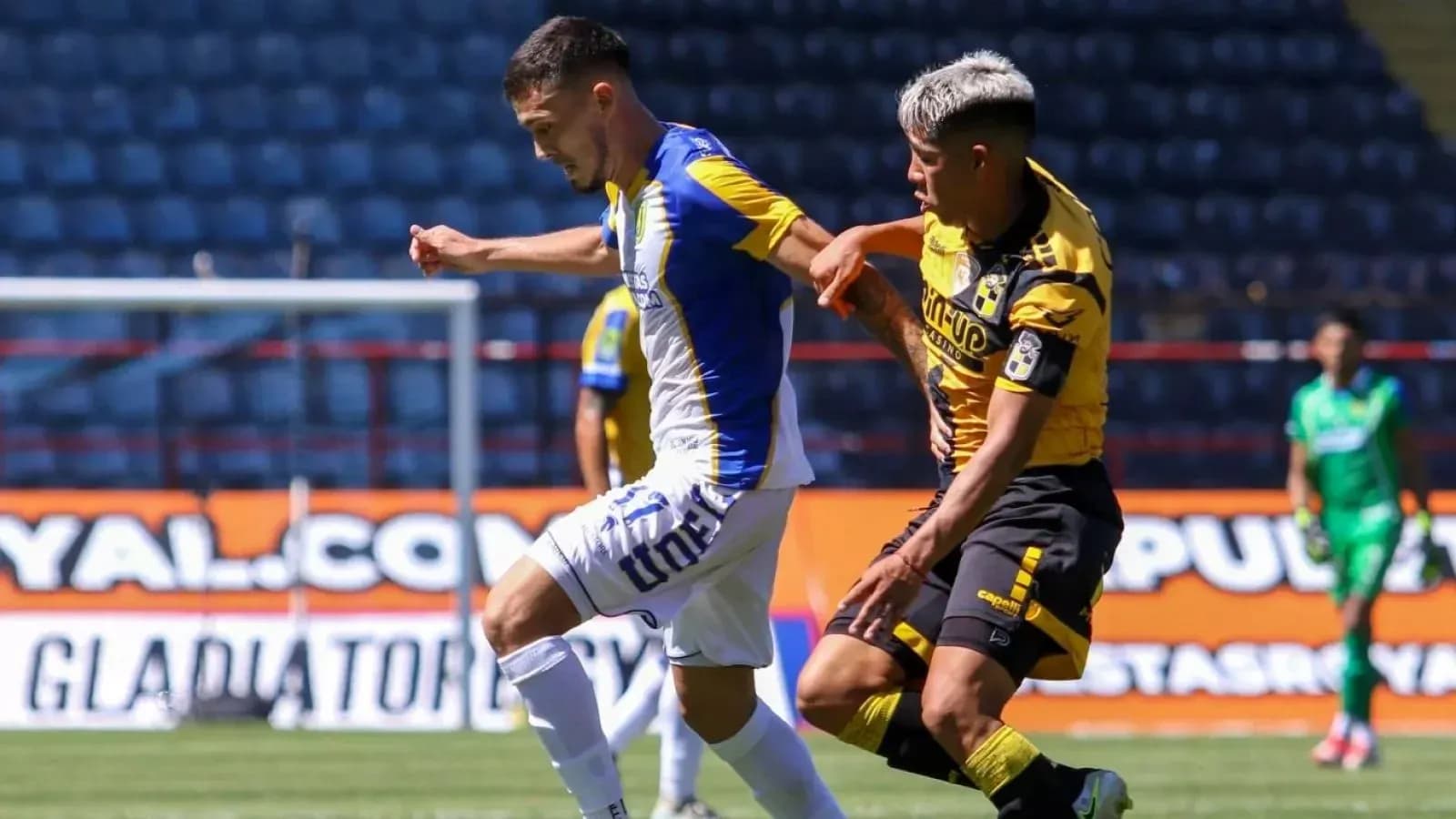 Jugadores de Coquimbo Unido y Universidad de Concepción en acción
