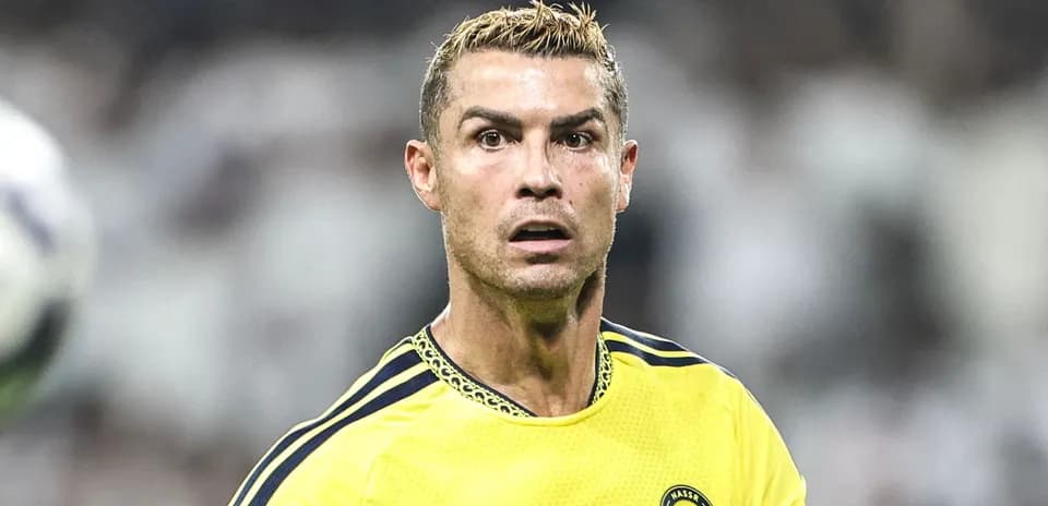 Jugador de fútbol en uniforme amarillo durante partido