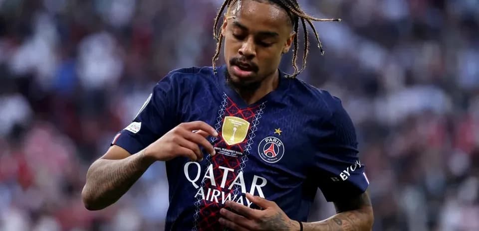 Jugador del PSG mostrando el escudo del club