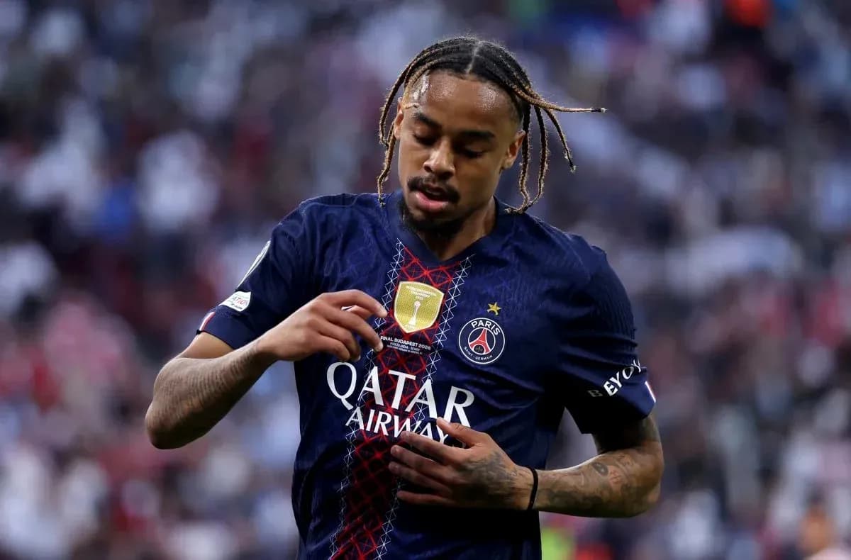 Jugador del PSG mostrando el escudo del club