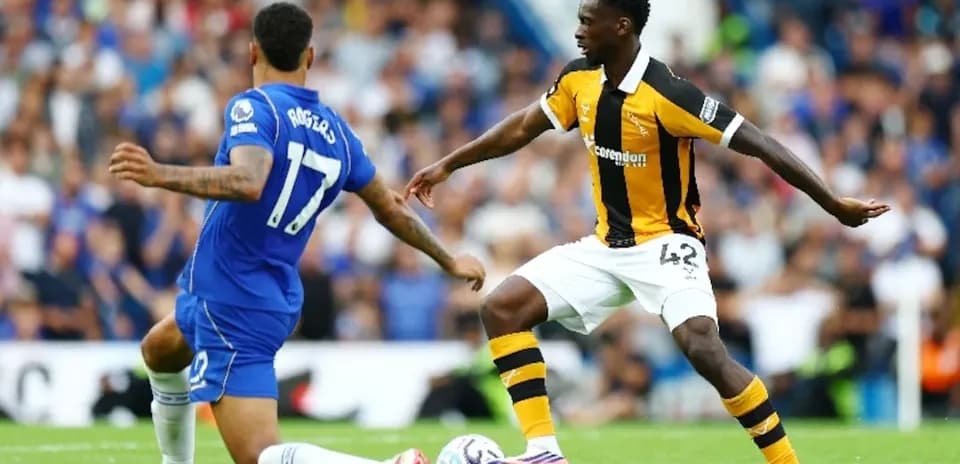Jugadores de Chelsea y Hull City en acción