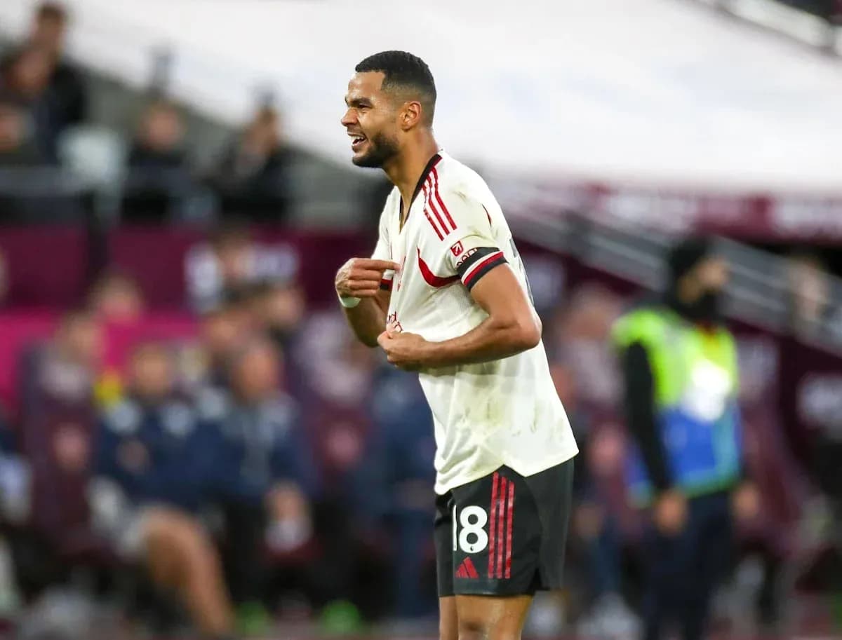 Jugador de fútbol sosteniendo su camiseta durante el partido