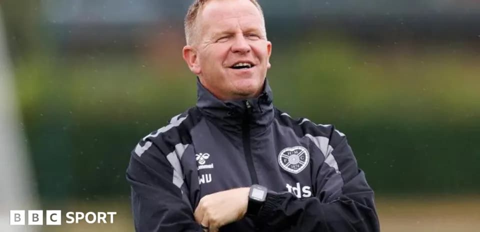 Entrenador sonriendo durante una sesión de entrenamiento
