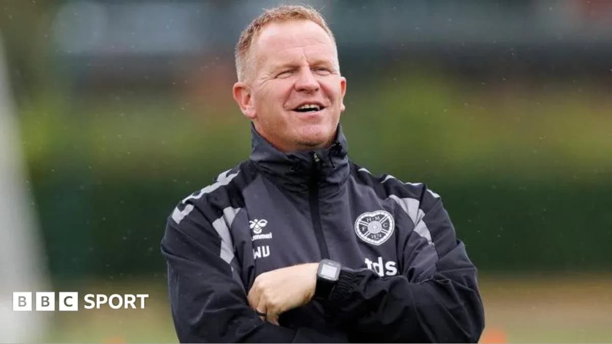 Entrenador sonriendo durante una sesión de entrenamiento