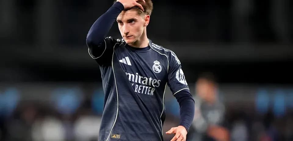 Jugador de Real Madrid con gesto preocupado en el campo
