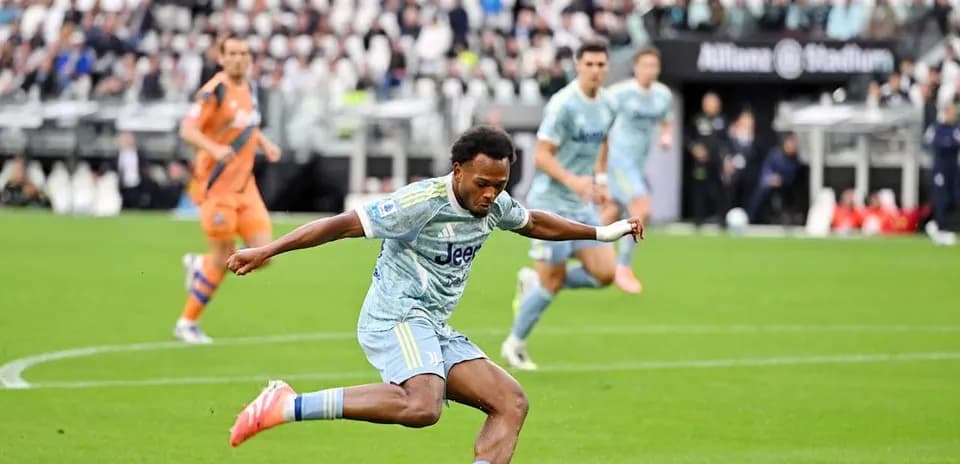 Jugador de Juventus disparando a portería