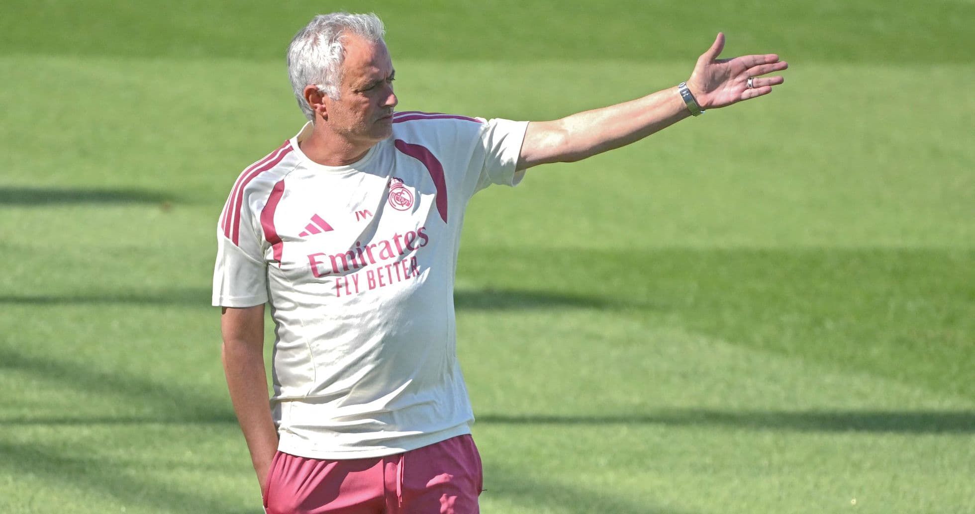 Entrenador dirigiendo a su equipo en el campo