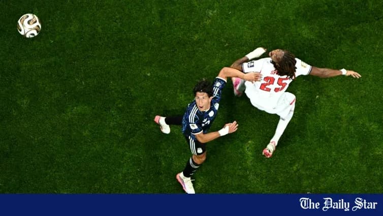 Jugador japonés y defensor en acción durante partido