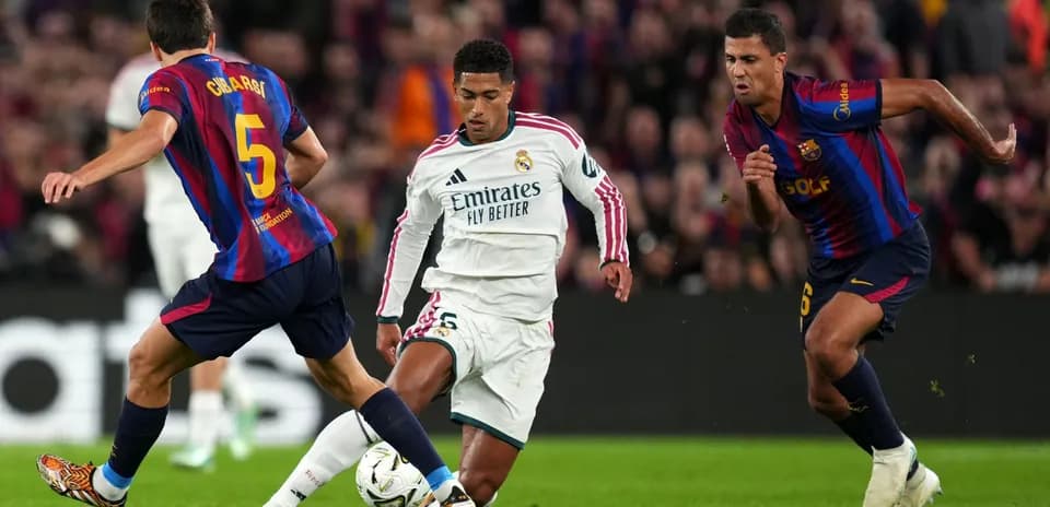 Jugadores de Real Madrid y Barcelona en acción