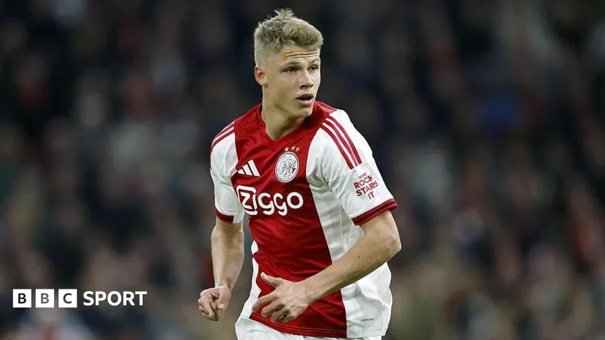Jugador de Ajax corriendo en el campo de fútbol