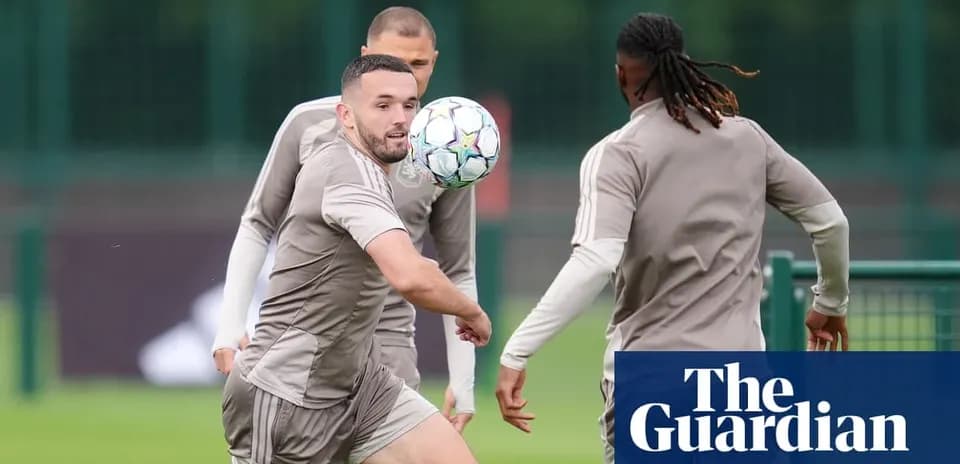 Jugador pasando el balón durante entrenamiento en equipo