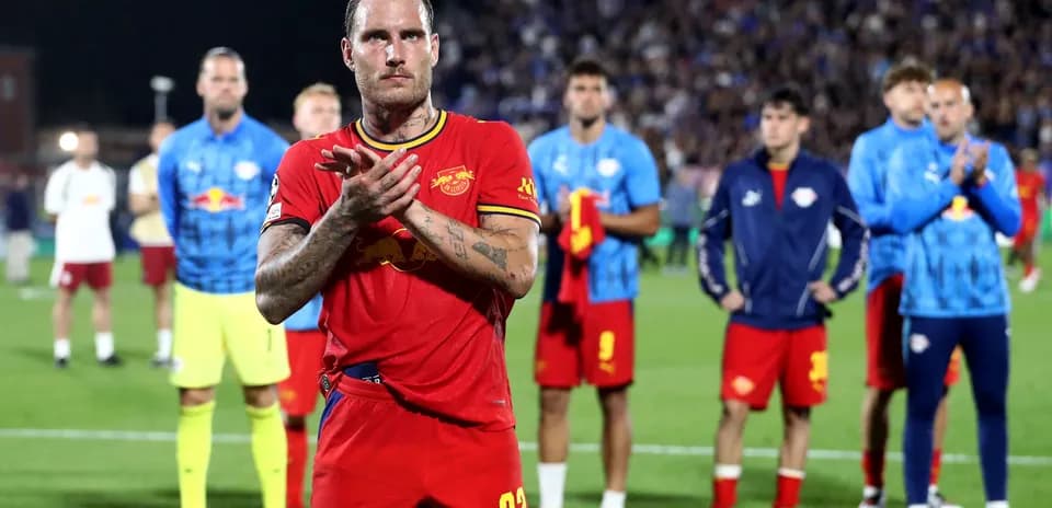Jugador aplaudiendo en el campo tras el partido