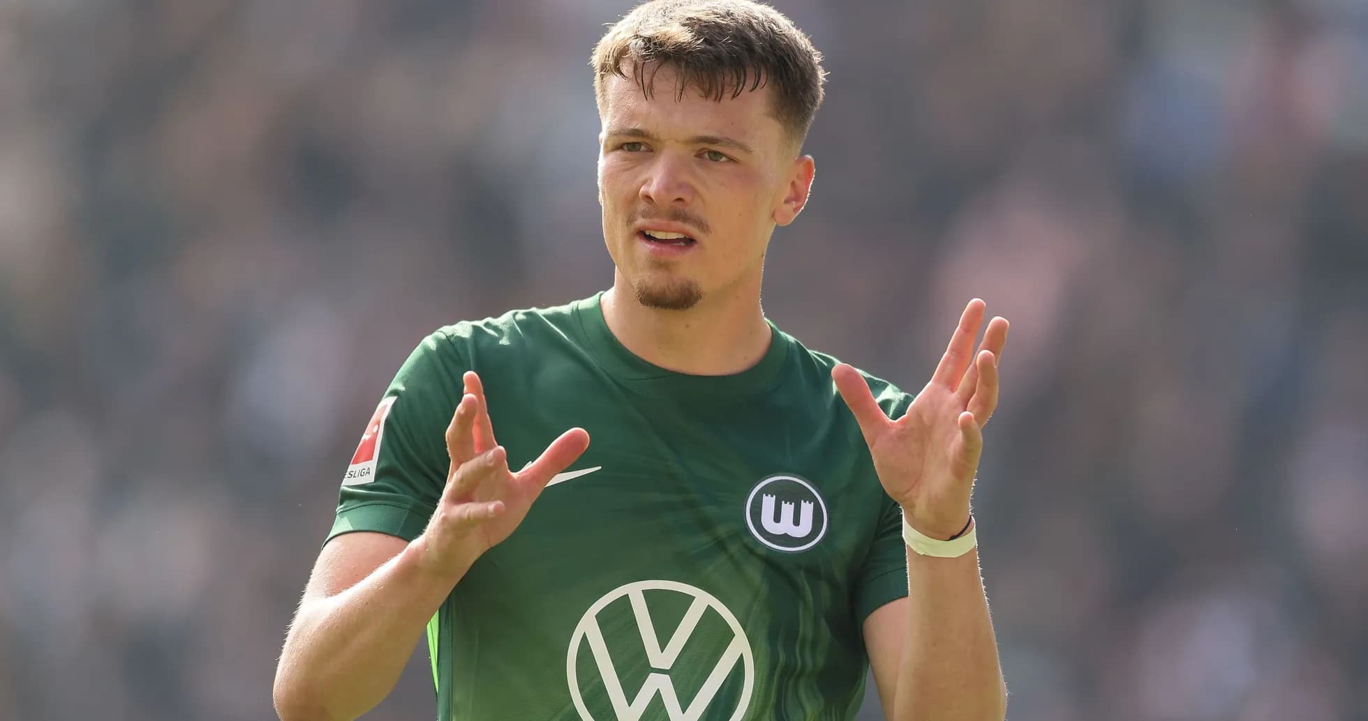 Jugador de Wolfsburgo gesticulando en el campo