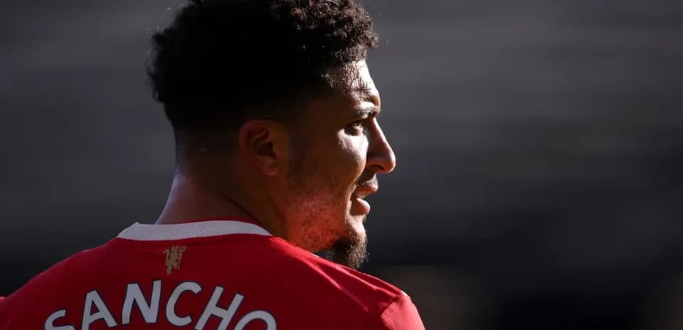 Jugador con camiseta de Manchester United mirando hacia un lado