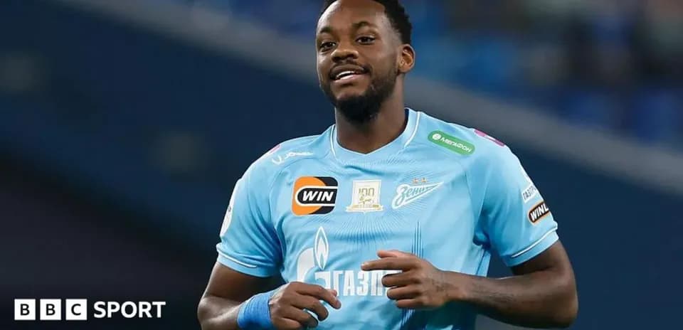 Jugador sonriendo con camiseta del Zenit en el campo
