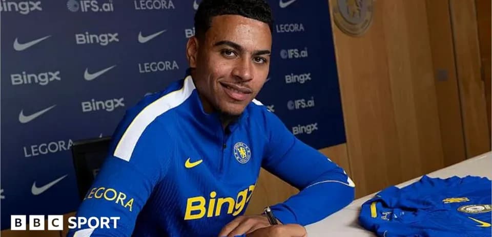 Jugador firmando contrato en conferencia de prensa