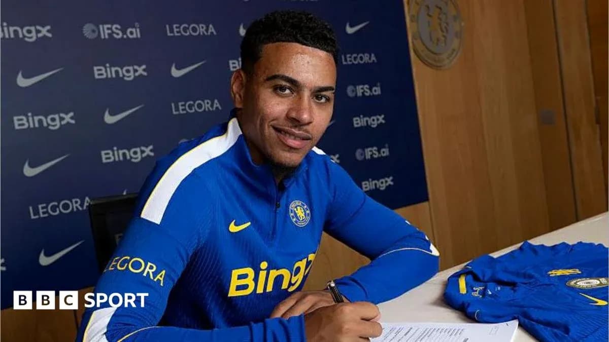 Jugador firmando contrato en conferencia de prensa