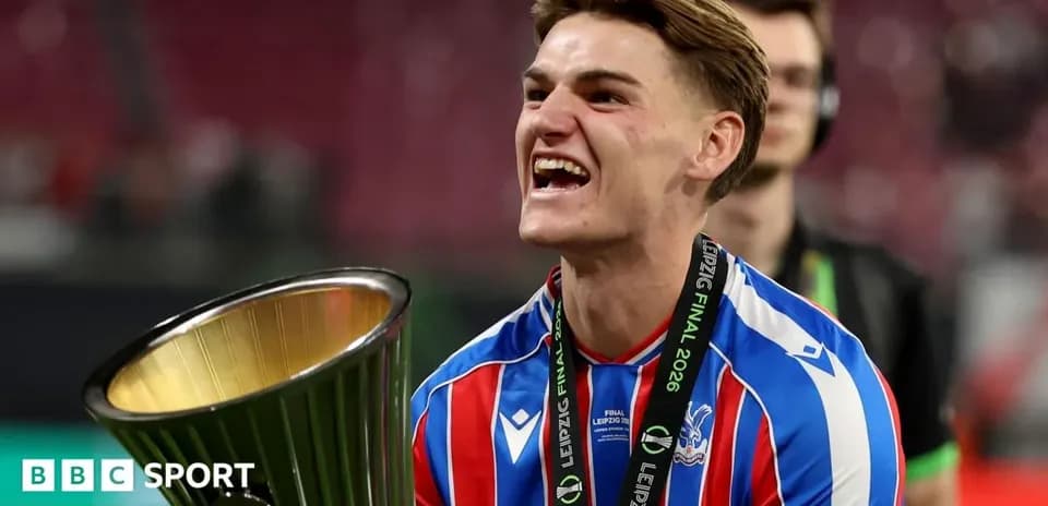 Jugador celebrando con trofeo tras la final