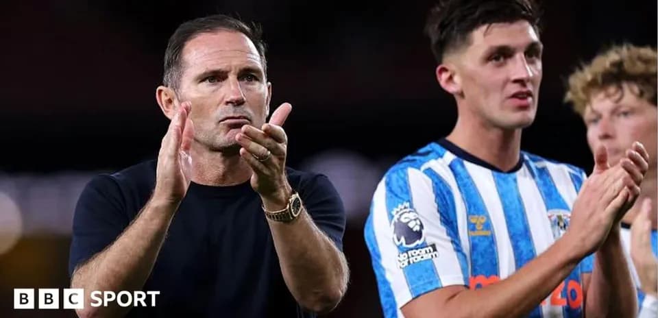 Entrenador aplaudiendo junto a jugadores tras el partido