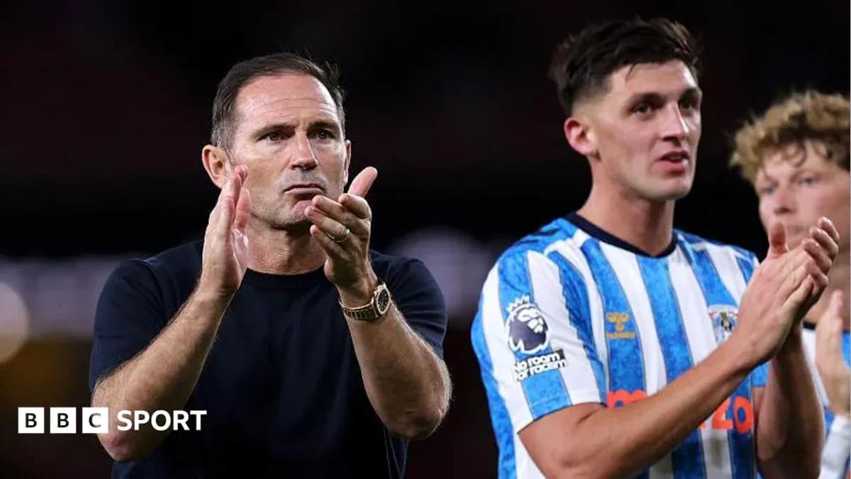 Entrenador aplaudiendo junto a jugadores tras el partido