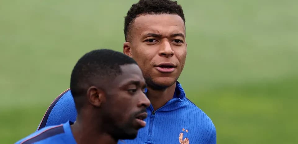 Jugadores entrenando con camisetas de la selección francesa