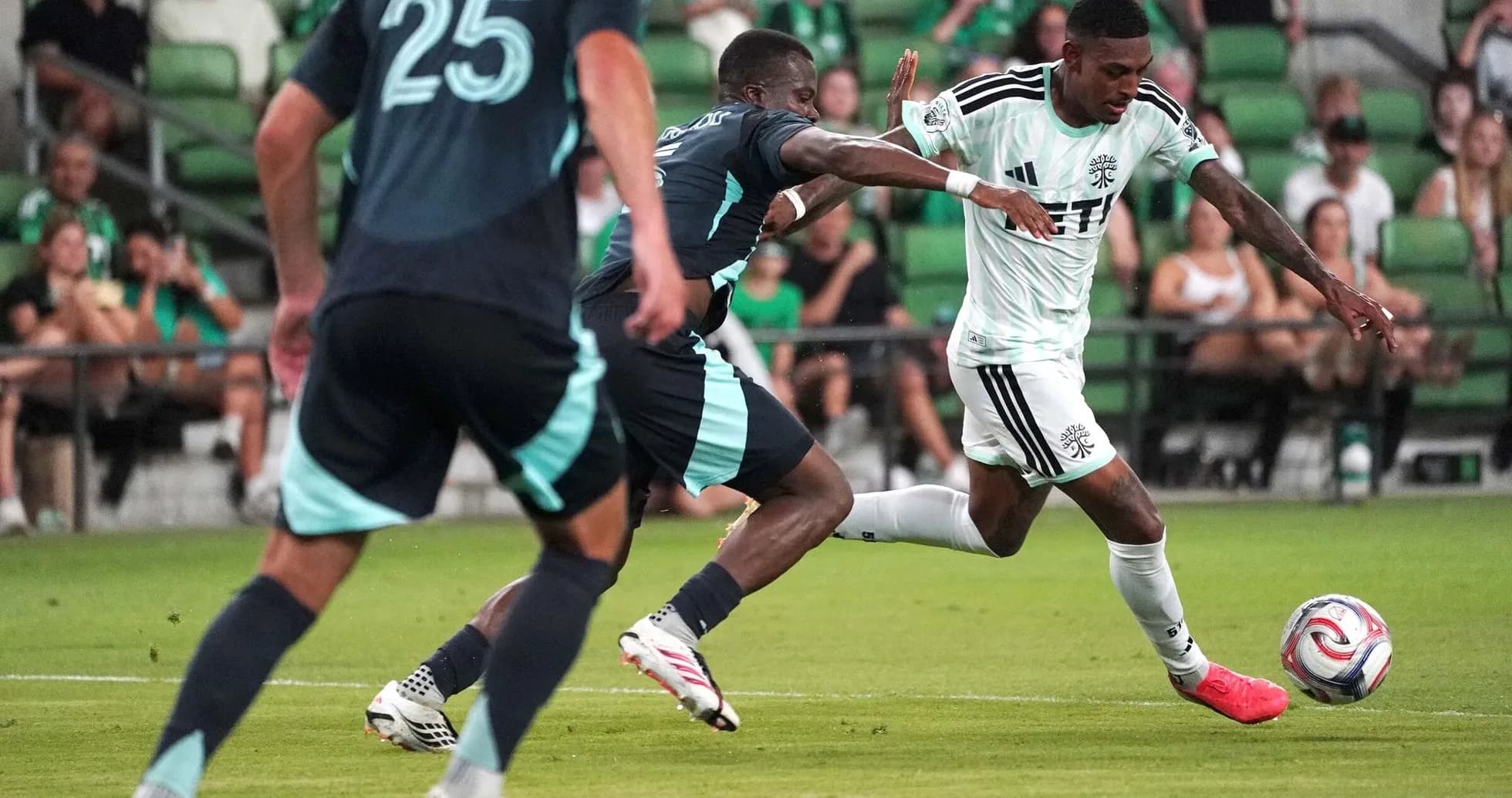 Jugador de Austin esquivando a defensor del Seattle Sounders