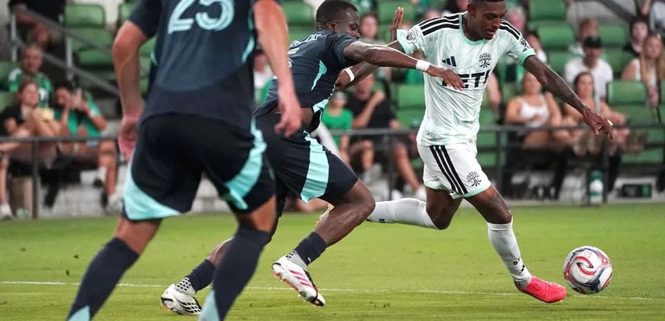 Jugador de Austin esquivando a defensor del Seattle Sounders