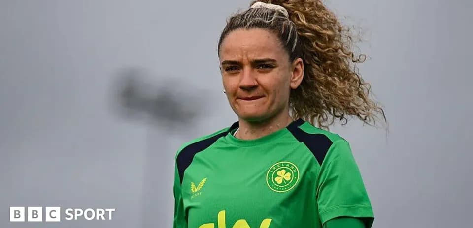 Portera con uniforme verde en entrenamiento