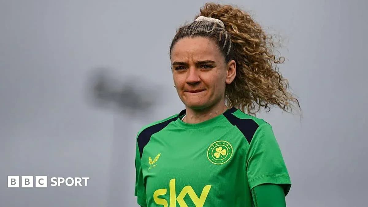 Portera con uniforme verde en entrenamiento
