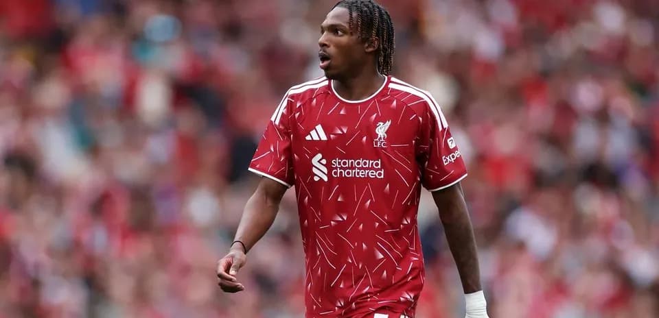 Jugador de Liverpool en el campo durante un partido