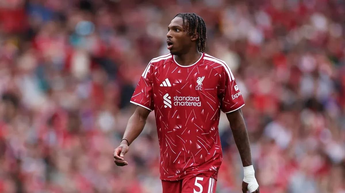 Jugador de Liverpool en el campo durante un partido