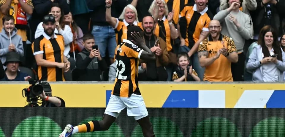 Jugador celebrando un gol frente a la afición