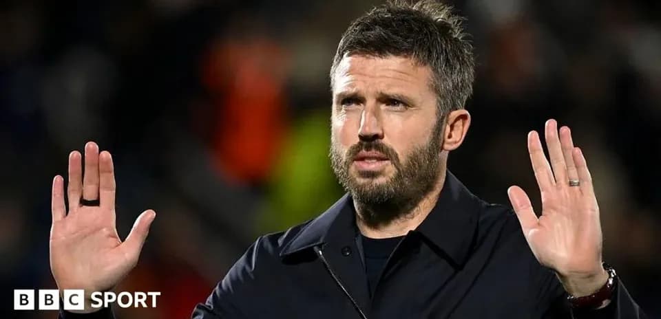Entrenador gesticulando durante un partido