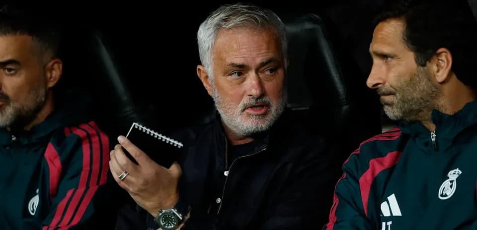Entrenador analizando tácticas en el banquillo
