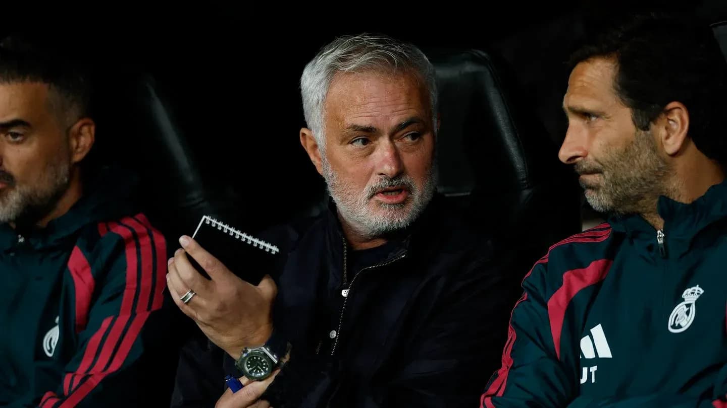 Entrenador analizando tácticas en el banquillo