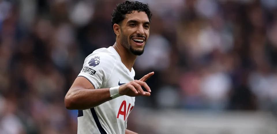 Jugador de Tottenham celebrando en el campo