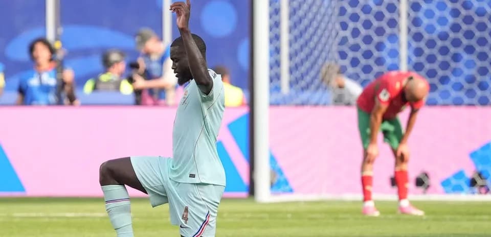Jugador de Francia celebrando mientras rival se lamenta