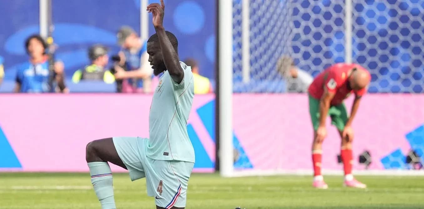 Jugador de Francia celebrando mientras rival se lamenta