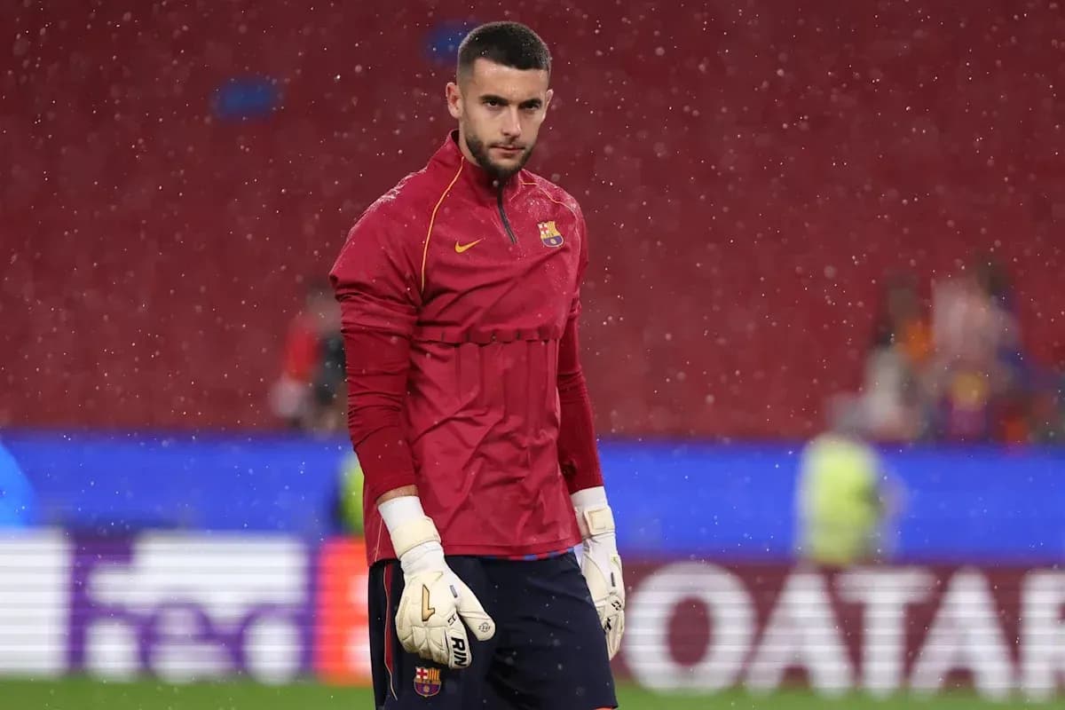 Portero de Barcelona entrenando bajo la lluvia