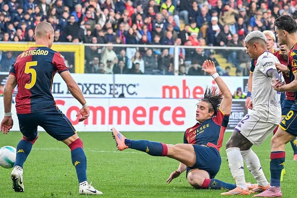 Jugadores de Fiorentina y Genoa en acción
