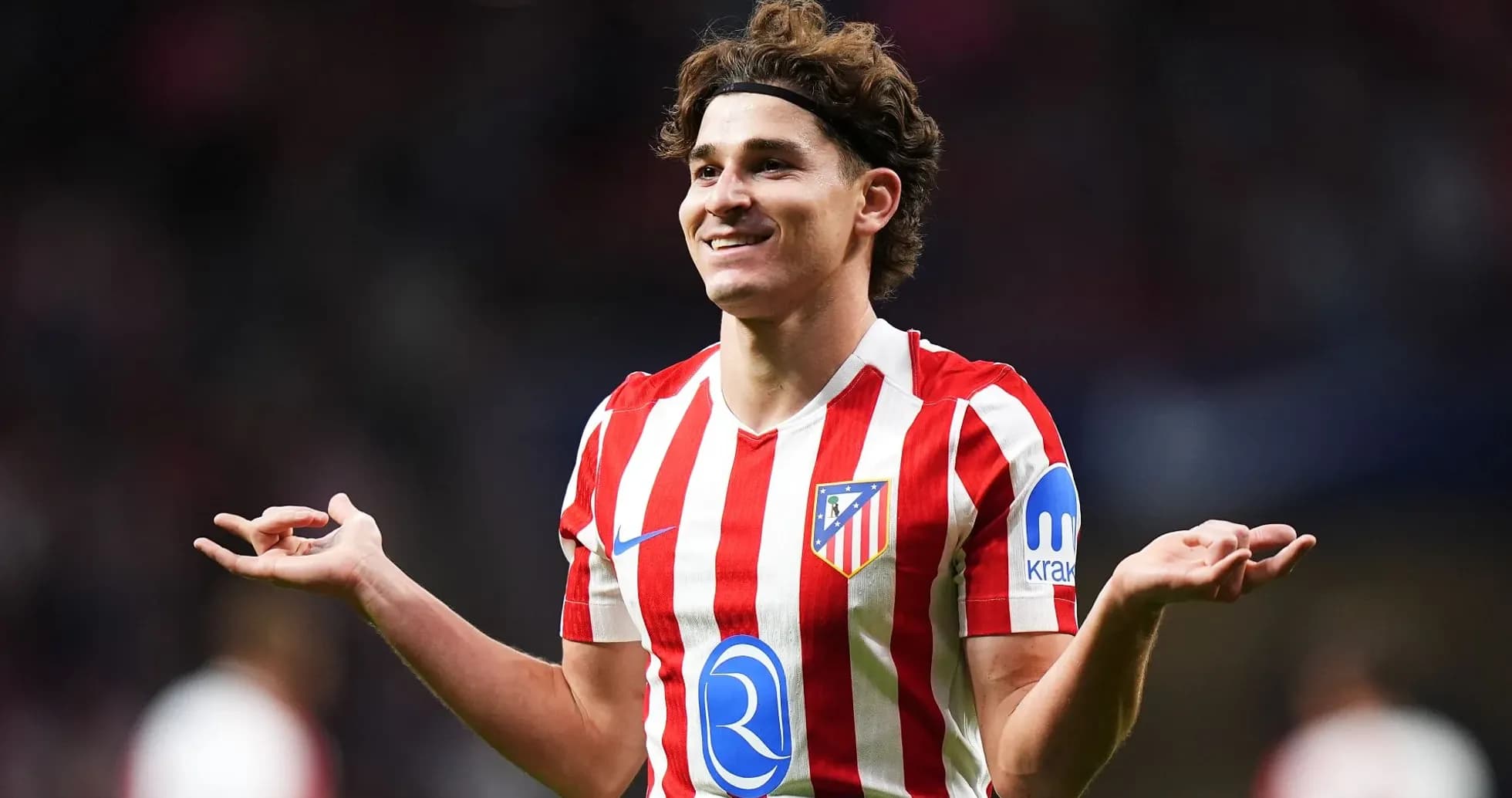 Jugador de Atlético de Madrid gesticulando en el campo
