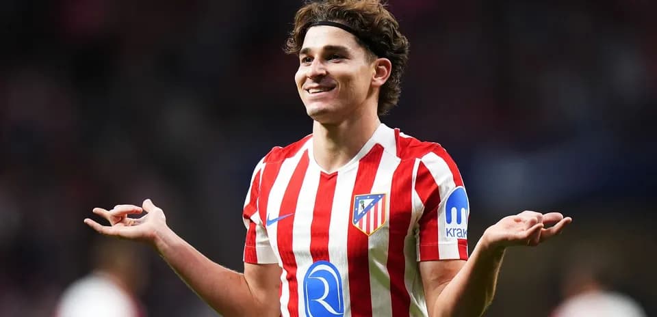 Jugador de Atlético de Madrid gesticulando en el campo
