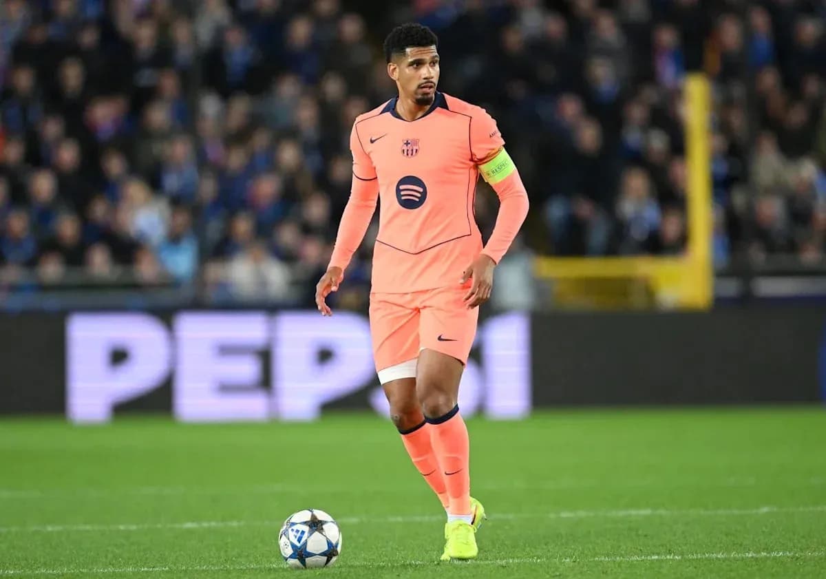 Jugador de fútbol con camiseta rosa en el campo