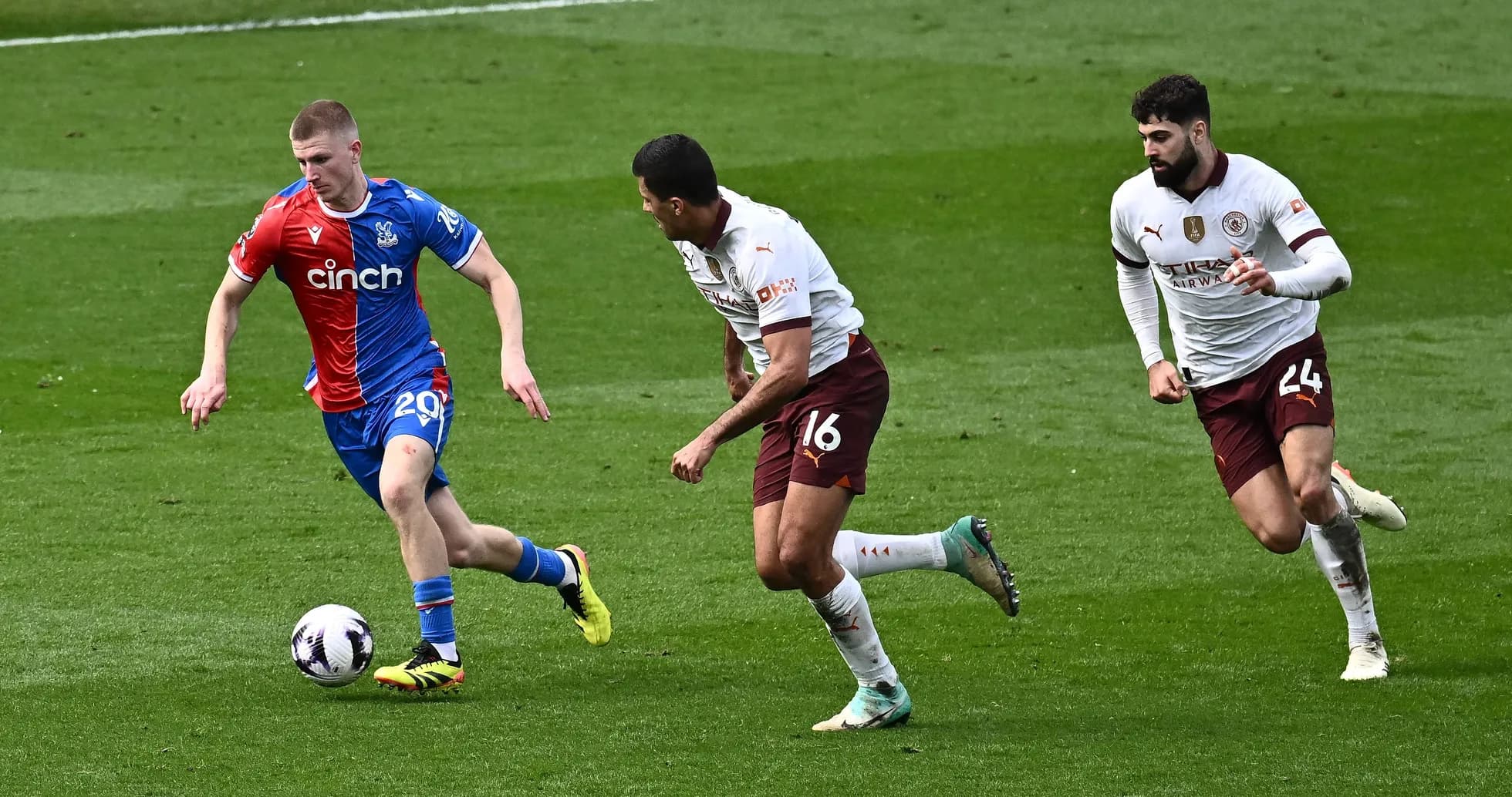 Jugador de Crystal Palace corriendo con el balón