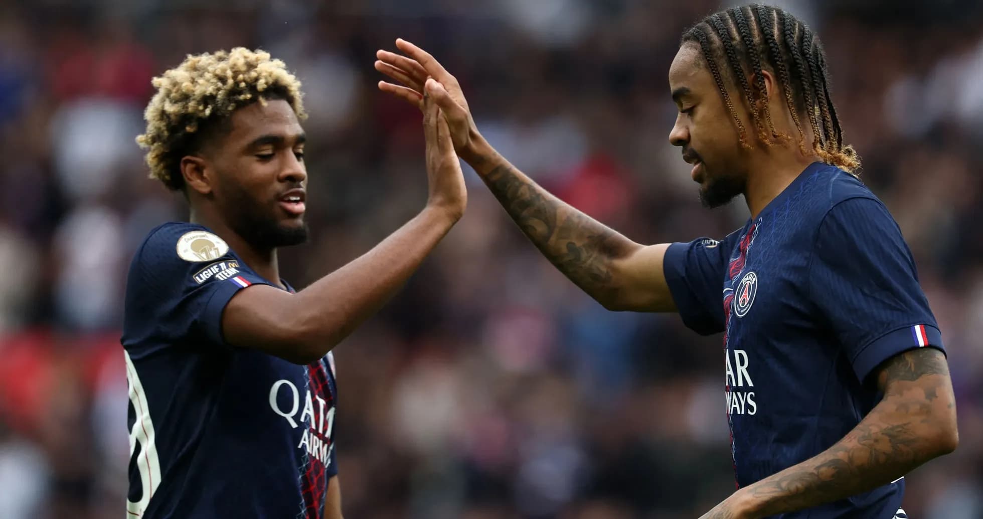 Jugadores de PSG chocando las manos durante el partido