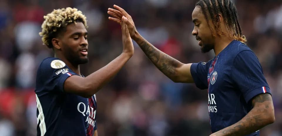 Jugadores de PSG chocando las manos durante el partido