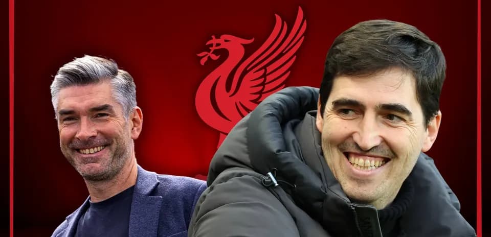 Dos entrenadores sonriendo frente al logo de Liverpool
