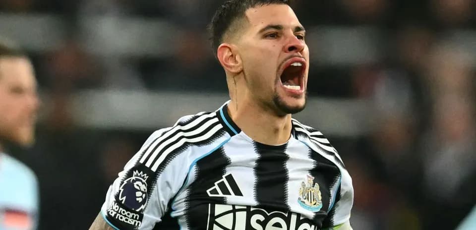 Jugador de Newcastle United celebrando en el campo