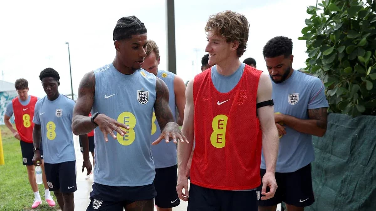 Jugadores de Inglaterra conversando durante el entrenamiento