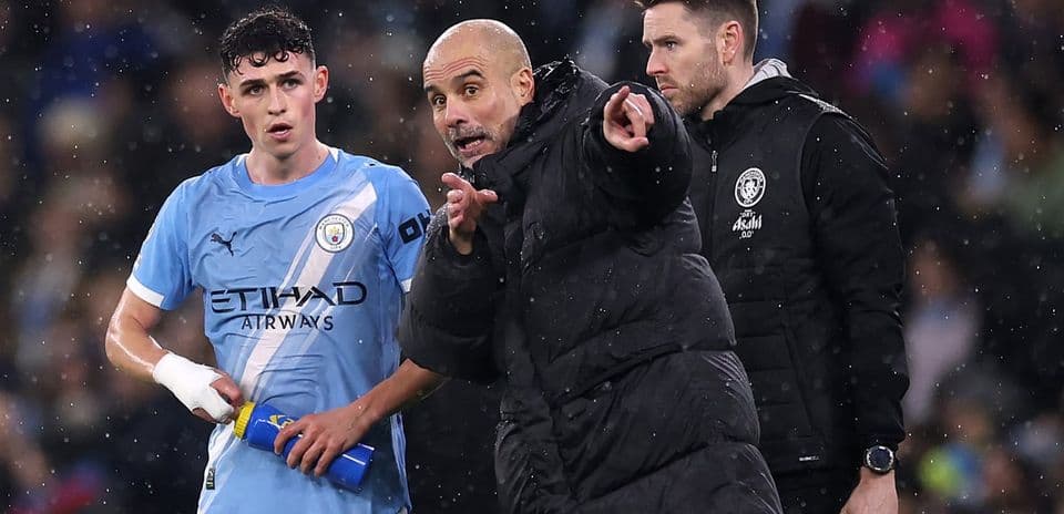 Entrenador hablando con jugador durante el partido